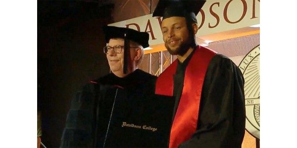 Stephen Curry dobiva potvrdu o uspjehu za 13 godina marljivog rada Stephen Curry dobiva potvrdu o uspjehu za 13 godina marljivog rada